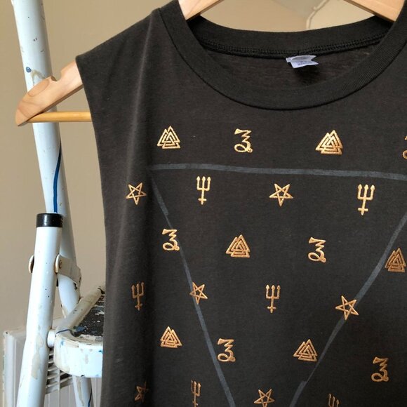 Deep Cut Muscle T- Shirt - Picture 2 of 4